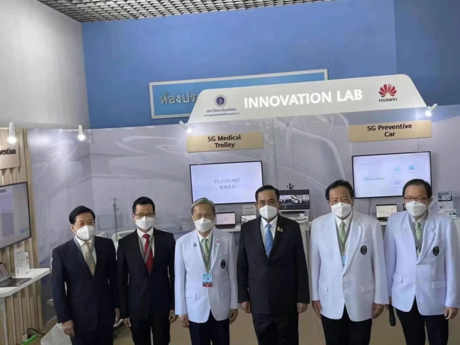泰国总理参观索诺星SonoStar无线掌超和5G医疗系统,仔细听取了讲解观看了演示,给予高度的评价